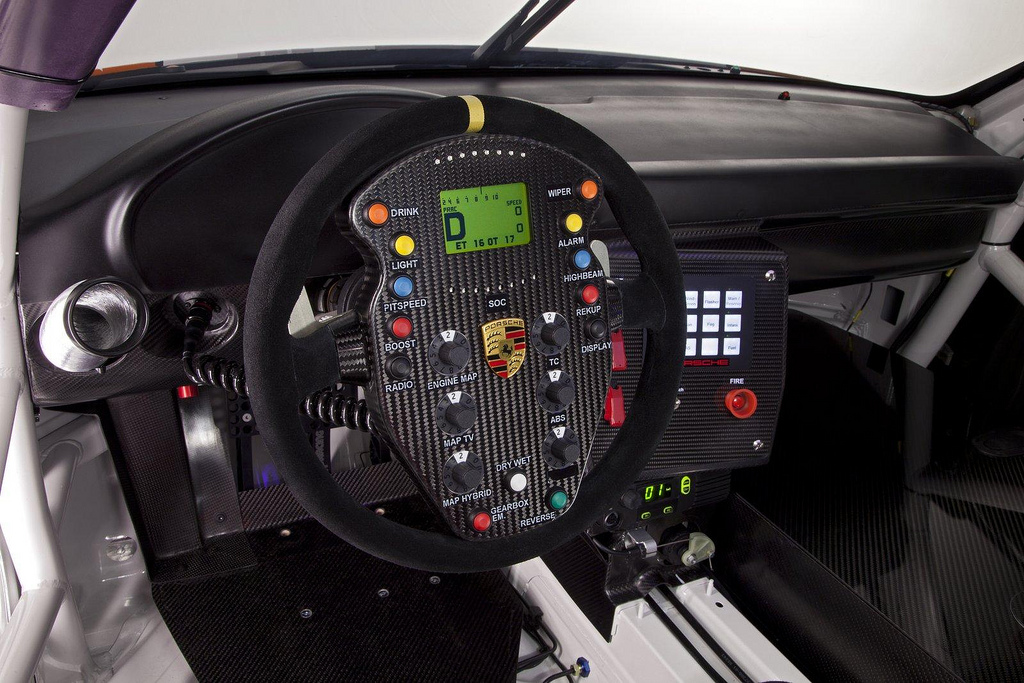Porsche 911 GT3 R Hybrid 2.0 салон
