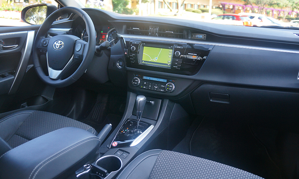 Новая Toyota Corolla 2013 тест-драйв интерьер
