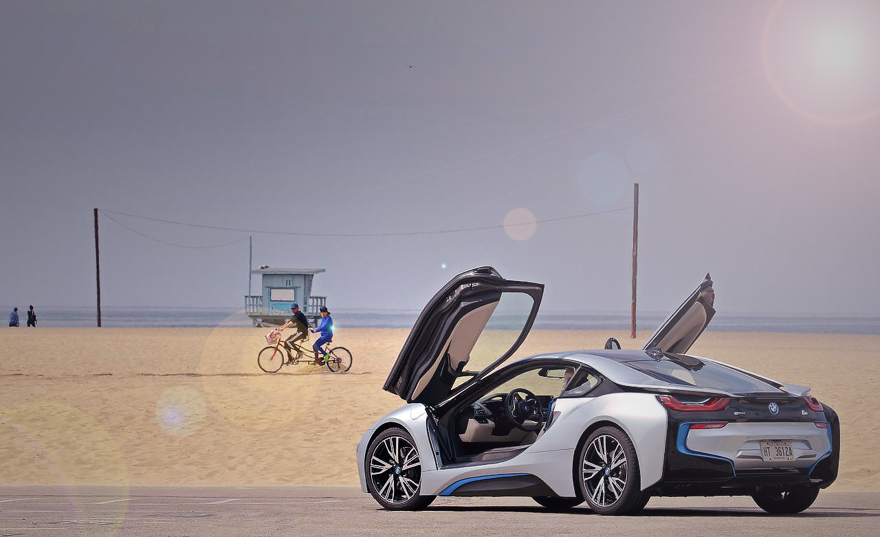 BMW i8 - с поднятыми дверями