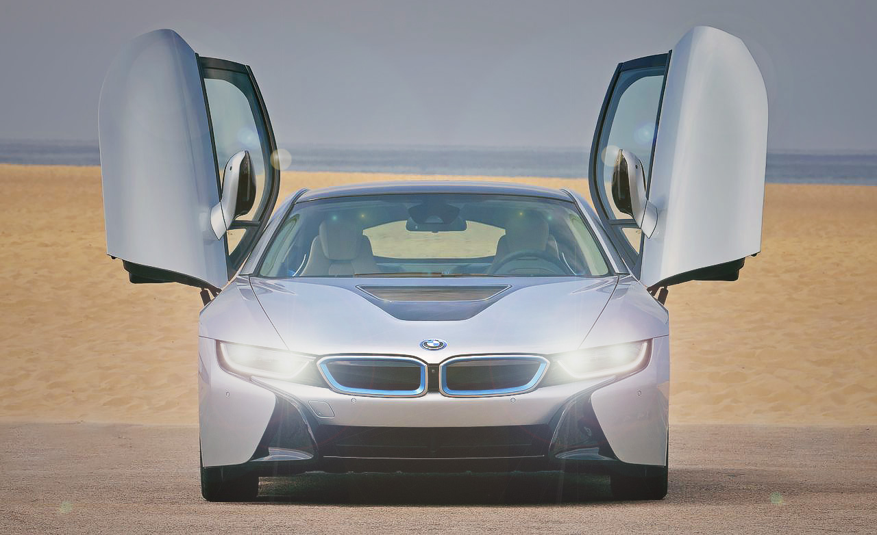 BMW i8 - яркий свет фар