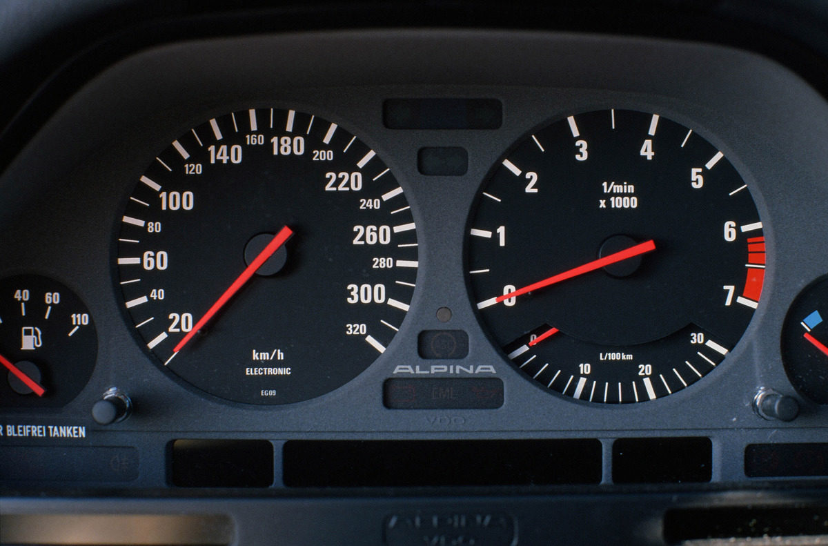 Ferrari Testarossa vs. BMW M5 E34 - 1990 giant road test