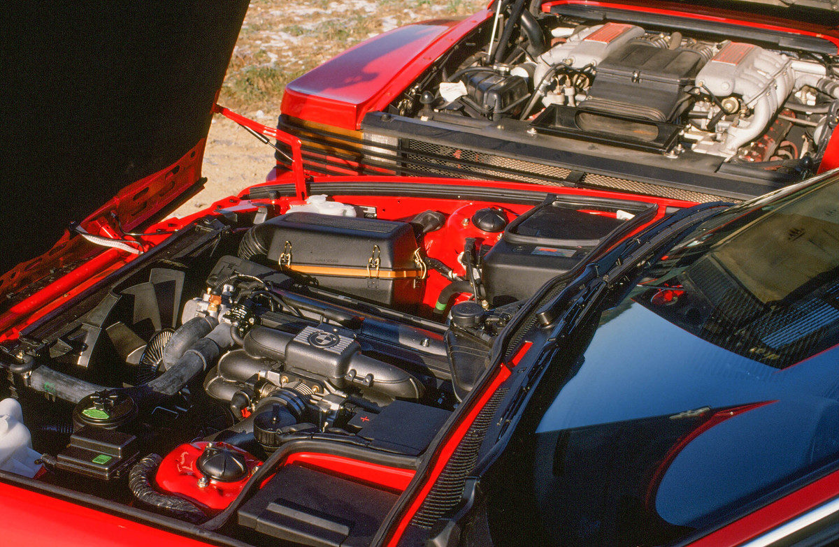 Ferrari Testarossa vs. BMW M5 E34 - 1990 giant road test