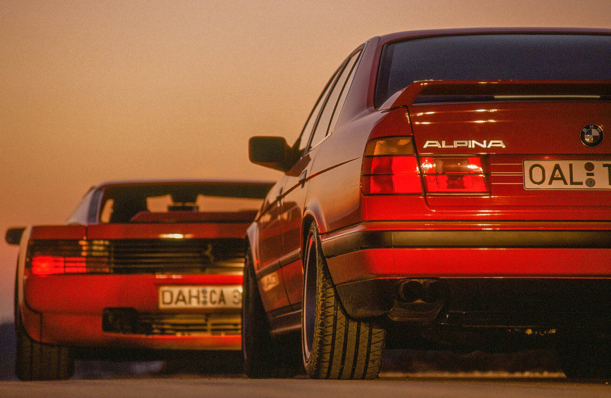 Ferrari Testarossa vs. BMW M5 E34 - 1990 giant road test
