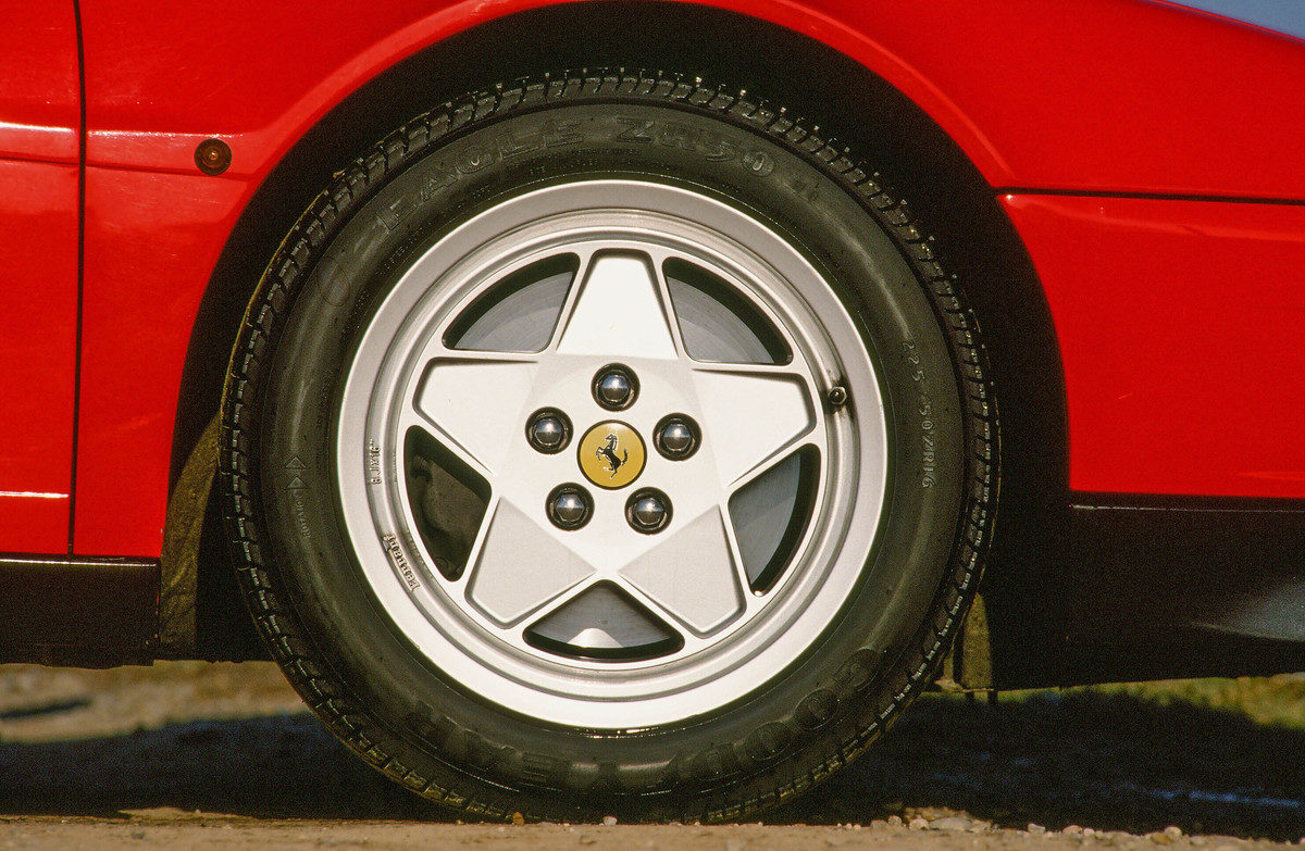 Ferrari Testarossa vs. BMW M5 E34 - 1990 giant road test