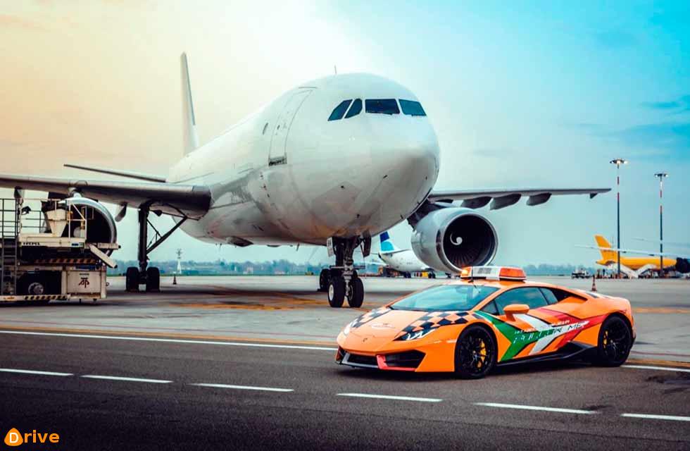 Visitors to Bologna airport can now see a very special new ‘Follow Me’ vehicle: a Lamborghini Huracán RWD. 